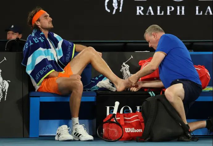 הטניסאי היווני סטפנוס ציציפאס מקבל טיפות במהלך אליפות אוסטרליה