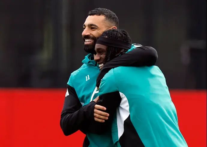 שחקן ליברפול ג'רמי פרימפונג עם מוחמד סלאח