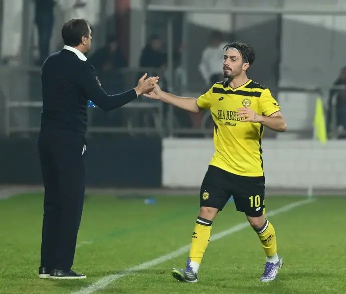 מאמן מכבי נתניה, רוני לוי, עם עוז בילו