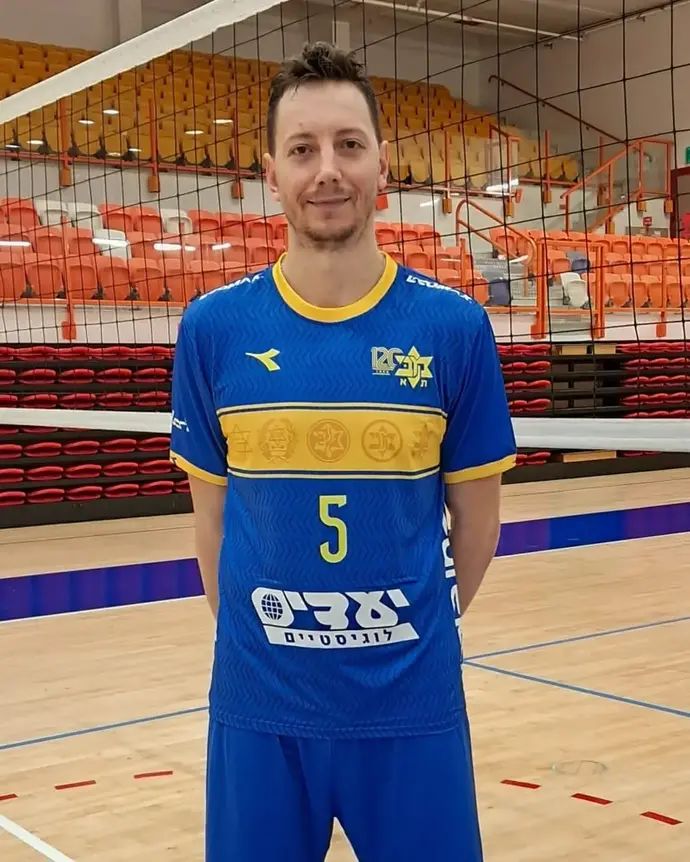 אדם בארטוש, שחקן מכבי תל אביב בכדורעף