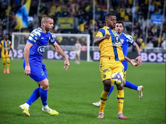 יונס מלדה שחקן מכבי תל אביב מול איאד אבו עביד שחקן בני סכנין