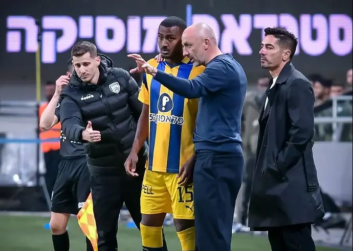 ז'ארקו לאזטיץ' מאמן מכבי תל אביב מתדרך את יונס מלדה, מימינם יואב זיו מנהל הקבוצה