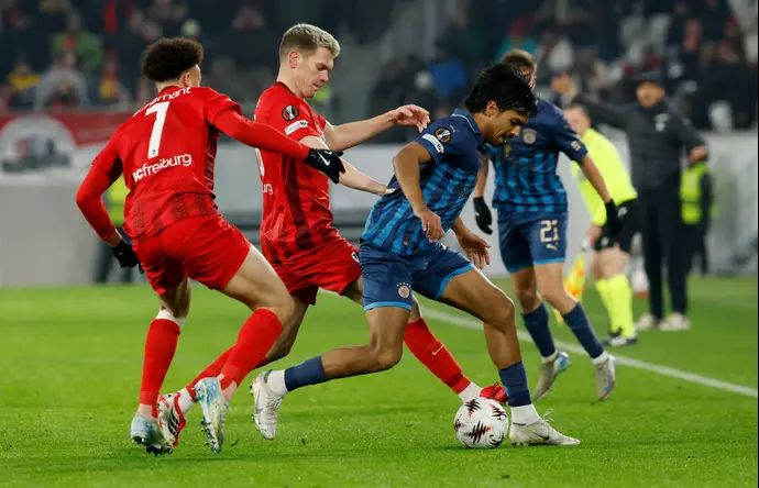 דור פרץ שחקן מכבי תל אביב לפני מתיאס גינטר שחקן פרייבורג