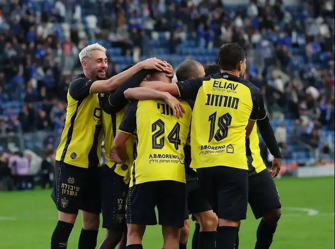 עומר אצילי ושחקני בית"ר ירושלים חוגגים