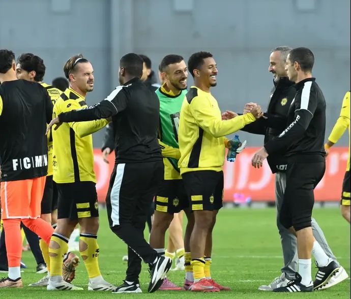 שחקני מכבי נתניה חוגגים