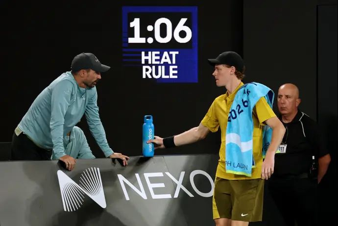 יאניק סינר נח במהלך "הפסקת החום" וסגירת הגג