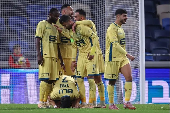 שחקני מכבי בני ריינה חוגגים עם אנטוניו ספר