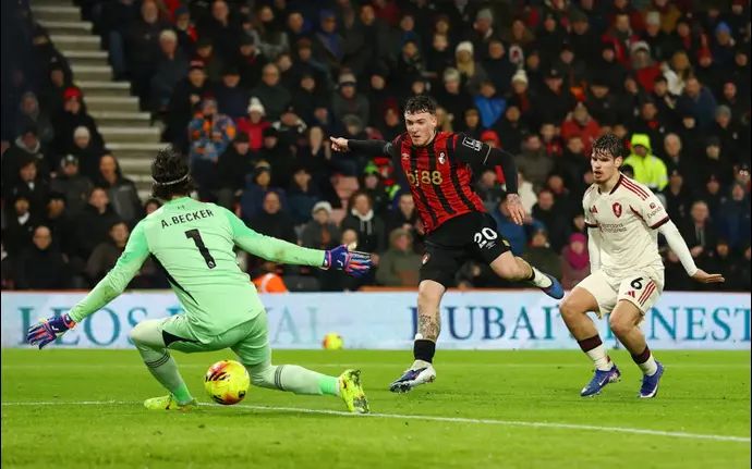 שחקן בורנמות' אלכס חימנס מכניע את שוער ליברפול אליסון