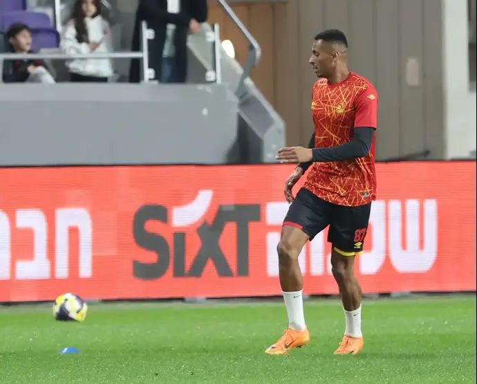 מוחמד עאמר שחקן מ.ס. אשדוד בחימום