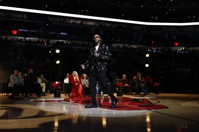 דרק רוז בטקס הפרישה שלו של שיקגו בולס