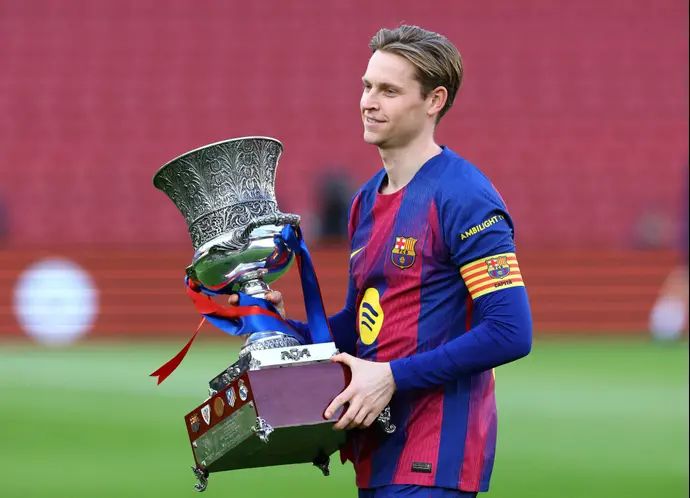 פרנקי דה יונג שחקן ברצלונה מציג את הסופרקופה