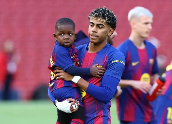 לאמין ימאל שחקן ברצלונה עם אחיו הקטן