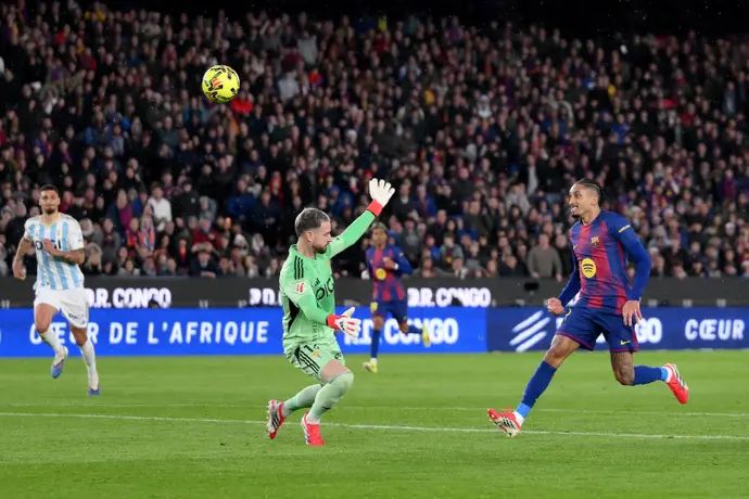 ראפיניה שחקן ברצלונה מקפיץ מעל ארון אסקנדל שוער אוביידו