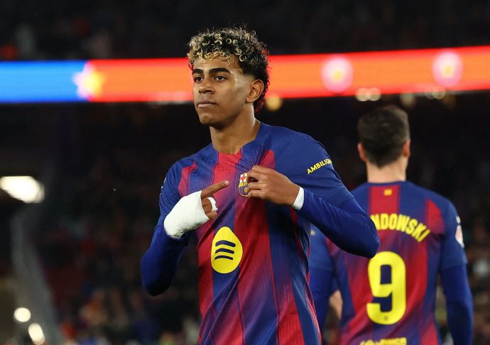 לאמין ימאל שחקן ברצלונה חוגג שער