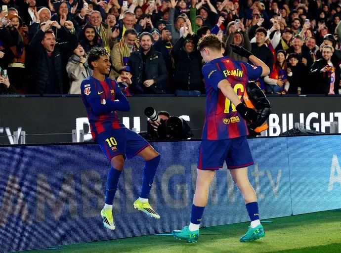 לאמין ימאל שחקן ברצלונה חוגג שער