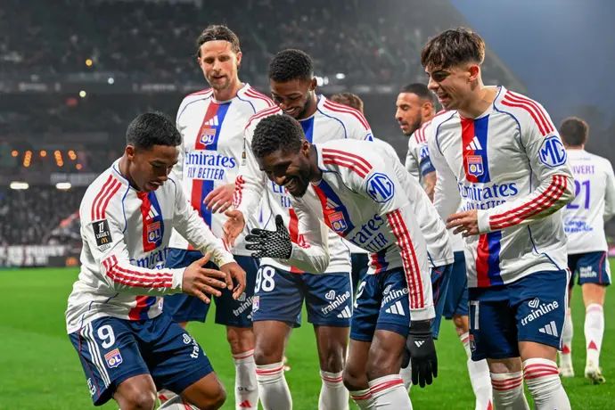 שחקני ליון חוגגים עם אנדריק (משמאל)