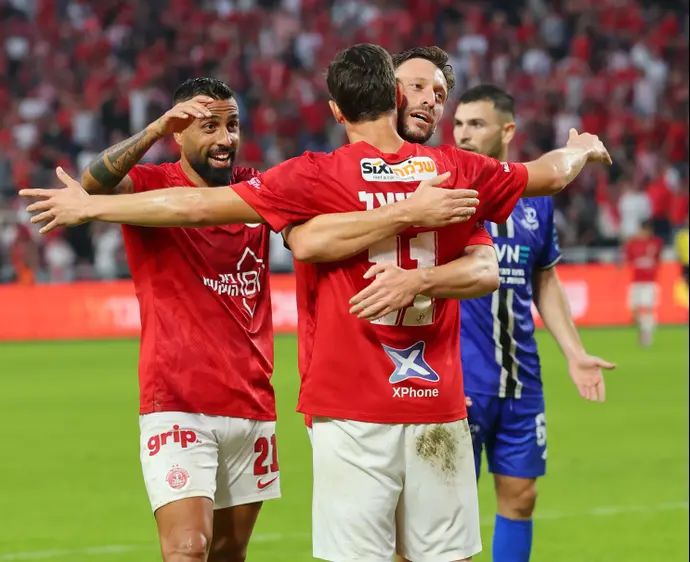 עומרי אלטמן, שחר פיבן חוגגים עם סתיו טוריאל שחקני הפועל תל אביב