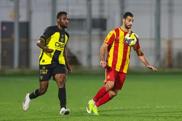 אבישי כהן שחקן מ.ס. אשדוד לפני ג'ונבוסקו קאלו שחקן בית