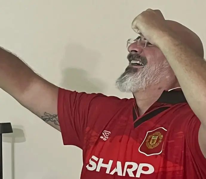 קיפניס רוקד בבית אחרי הניצחון של יונייטד על ארסנל