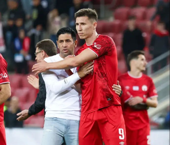 ארתור שושנאצ'ב לצד מאמן הפועל באר שבע אליניב ברדה