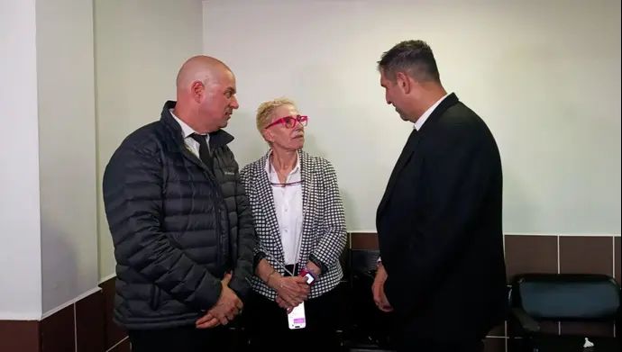 שאדי סרוג'י (מימין) עם תמי אולמן עורכי הדין של ארבעה מהחשודים בפרשת 