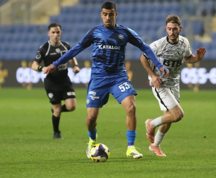 לירן חזן שחקן מכבי פתח תקוה לפני שראל כהן שחקן הפועל חדרה