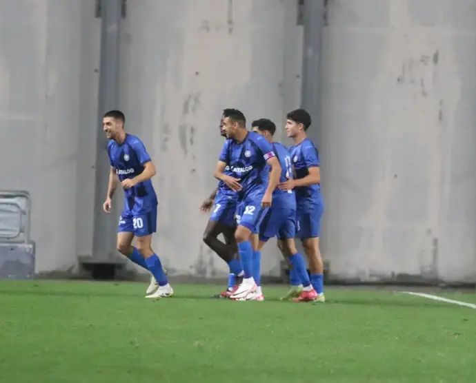 שחקני מכבי פתח תקוה חוגגים עם עידו כהן, משמאל