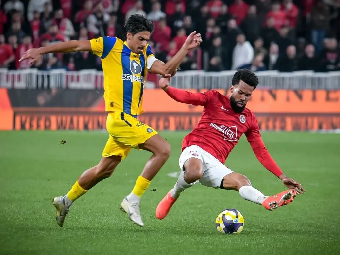 פלקאו שחקן הפועל תל אביב מול דור פרץ שחקן מכבי תל אביב