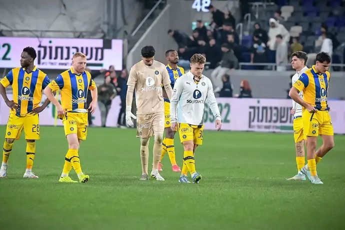 שחקני מכבי תל אביב מאוכזבים לאחר הפסד בדרבי