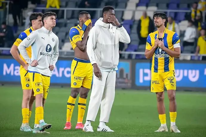 שחקני מכבי תל אביב מאוכזבים לאחר הפסד בדרבי