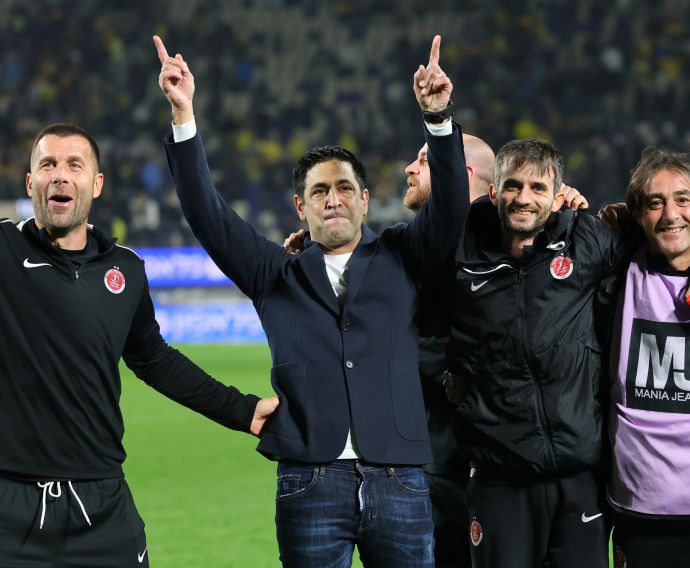 אליניב ברדה מאמן הפועל תל אביב חוגג עם הצוות שלו