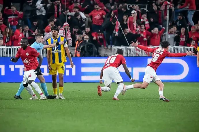 שחקני הפועל תל אביב חוגגים, דור פרץ שחקן מכבי תל אביב ליד השופט דוד פוקסמן