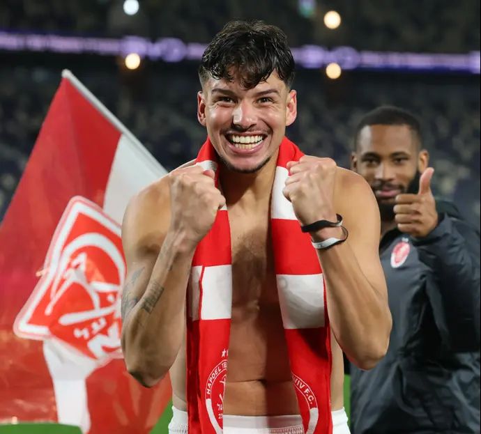 צ'יקו שחקן הפועל תל אביב חוגג