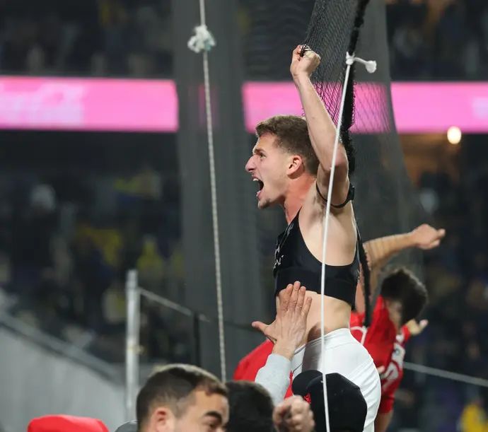 רוי קורין שחקן הפועל תל אביב חוגג