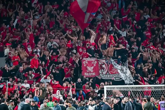 אוהדי הפועל תל אביב חוגגים ניצחון בדרבי