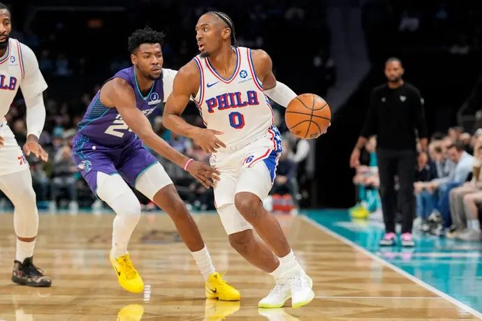 שחקן פילדלפיה 76' טייריס מקסי לפני שחקן שארלוט הורנטס ברנדון מילר