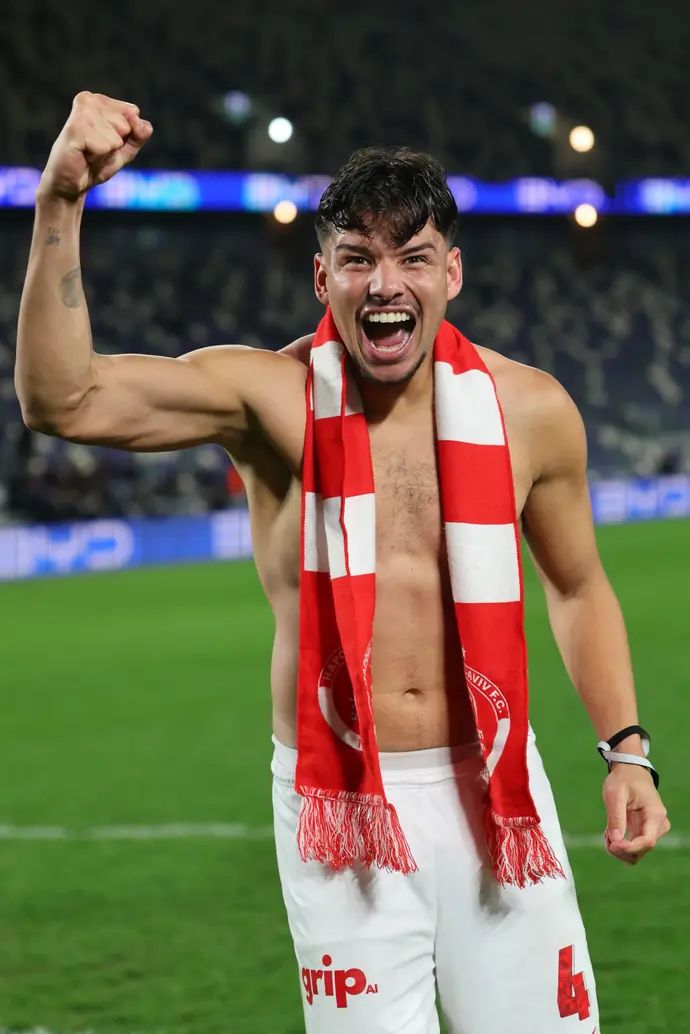 צ'יקו שחקן הפועל תל אביב חוגג