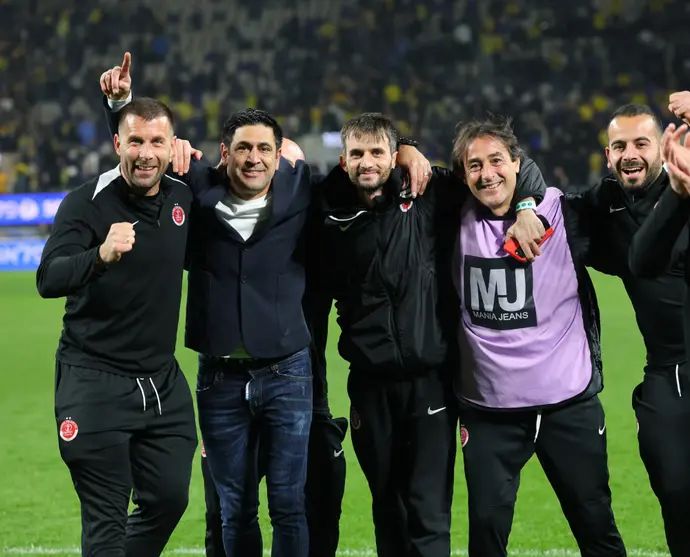 אליניב ברדה מאמן הפועל תל אביב חוגג עם הצוות שלו