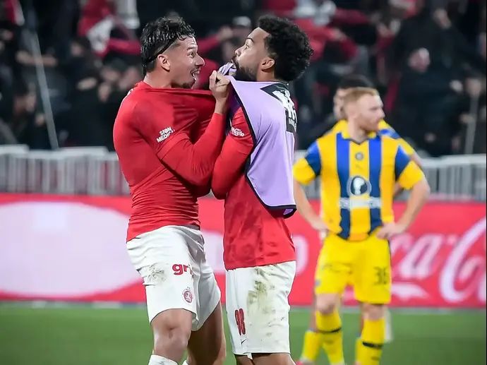 פלקאו, צ'יקו שחקני הפועל תל אביב חוגגים