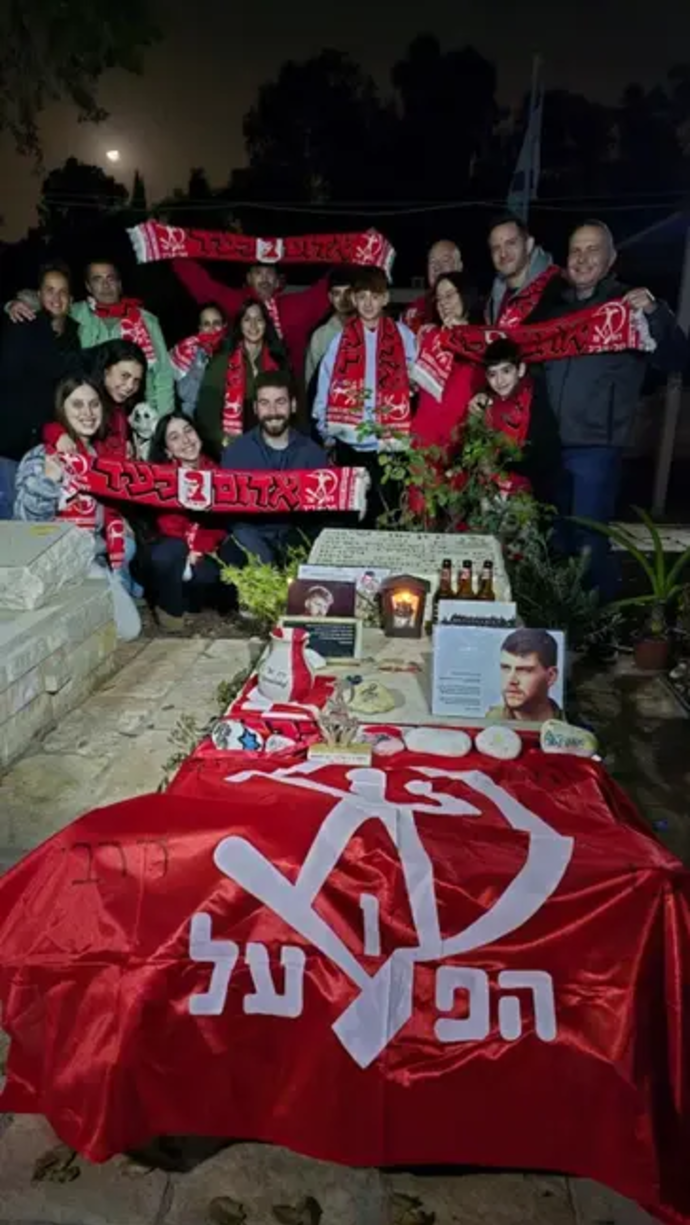 משפחתו של ירון שי ז"ל עם צעיפי הפועל תל אביב על קברו אחרי הדרבי התל אביבי