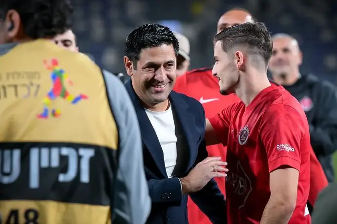 דורון ליידנר שחקן הפועל תל אביב עם מאמנו אליניב ברדה