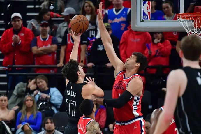 שחקן ברוקלין נטס בן שרף מול שחקן לוס אנג'לס קליפרס ברוק לופז