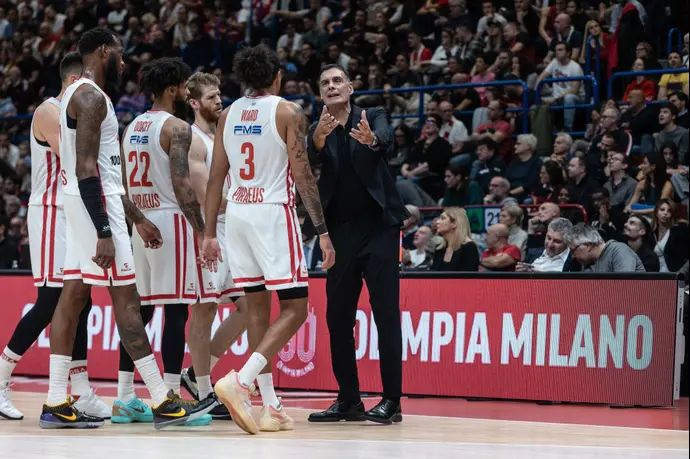 יורגוס ברצוקאס עם שחקני אולימפיאקוס