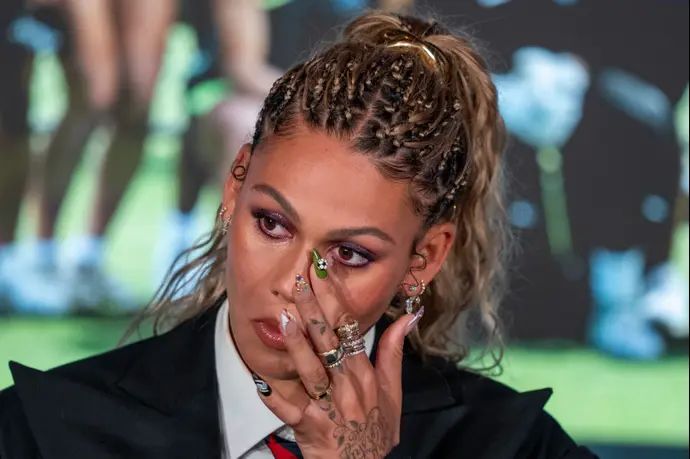 טריניטי רודמן במסיבת העיתונאים אחרי שחתמה על חוזה המיליונים עם וושינגטון ספיריט