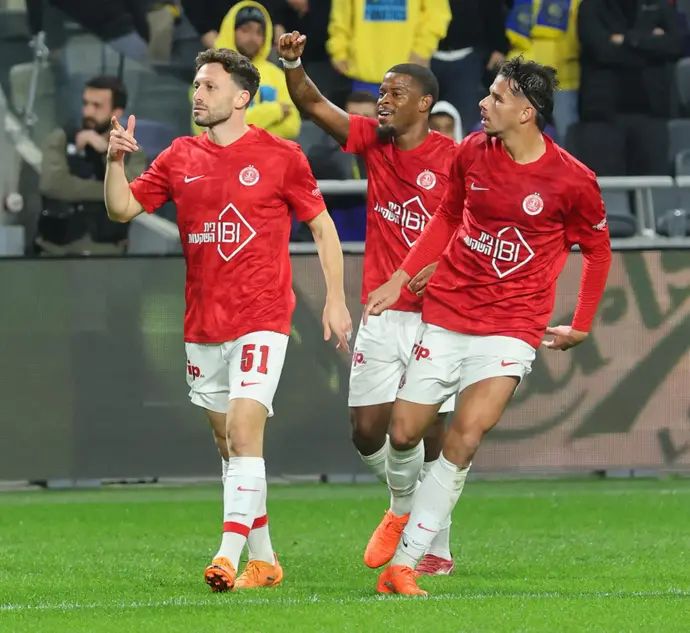 צ'יקו, שאנדה סילבה, עומרי אלטמן שחקני הפועל תל אביב חוגגים