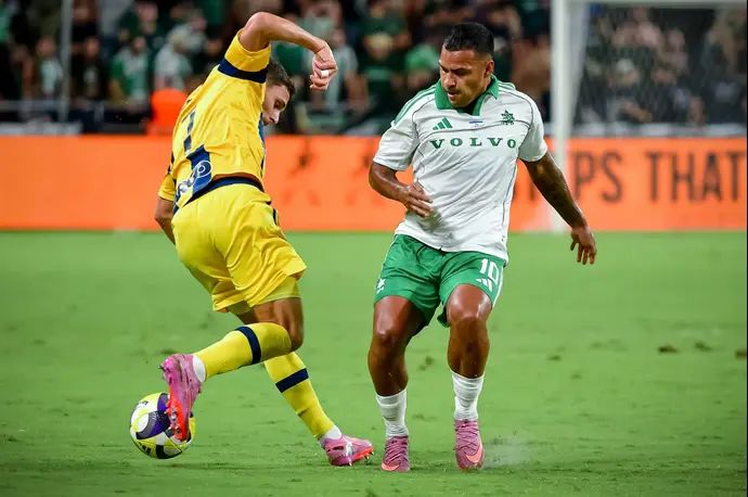 מתיאס נהואל שחקן מכבי חיפה מול כריסטיאן בליץ' שחקן מכבי תל אביב