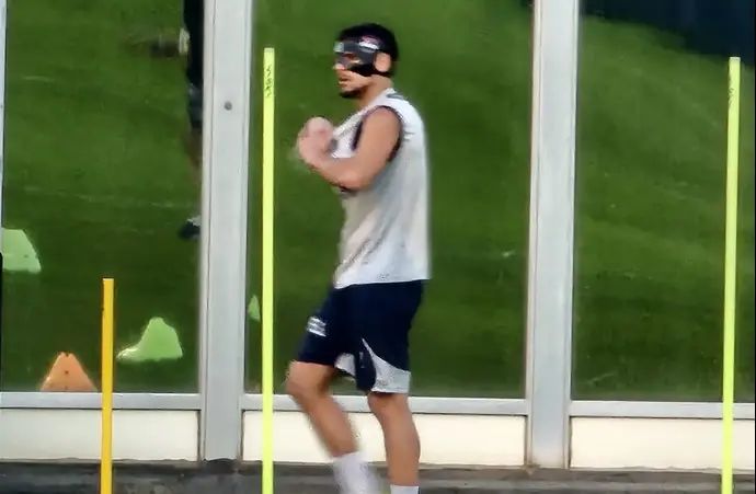 כריסטיאן בליץ' עם מסכה באימון מכבי תל אביב