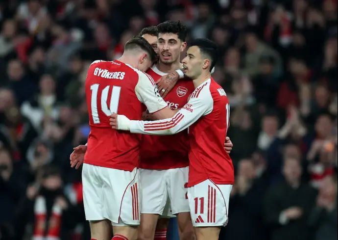 שחקני ארסנל חוגגים עם קאי האברץ