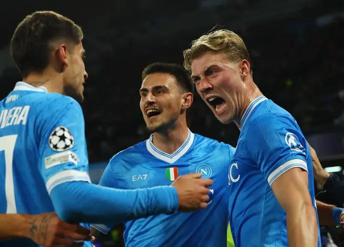 חלוץ נאפולי רסמוס הוילונד חוגג שער