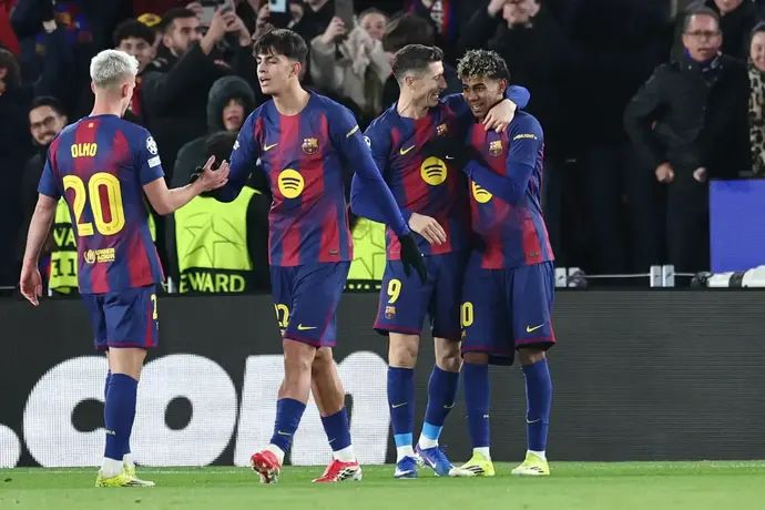 לאמין ימאל, שחקן ברצלונה חוגג עם רוברט לבנדובסקי